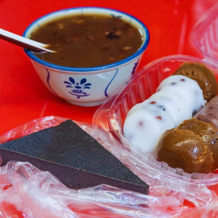 black sesame cake and traditional chinese desserts from Hong Fa Herbal Tea in Sham Shui Po