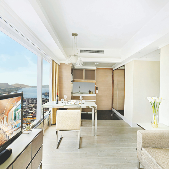 Best Day Use Hotels and Passes in Hong Kong Sassy Harbour Plaza Floor To Ceiling windows